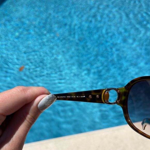 GUCCI ladies sunglasses. Tortoise frame w/ horsebit detail - Picture 4 of 7